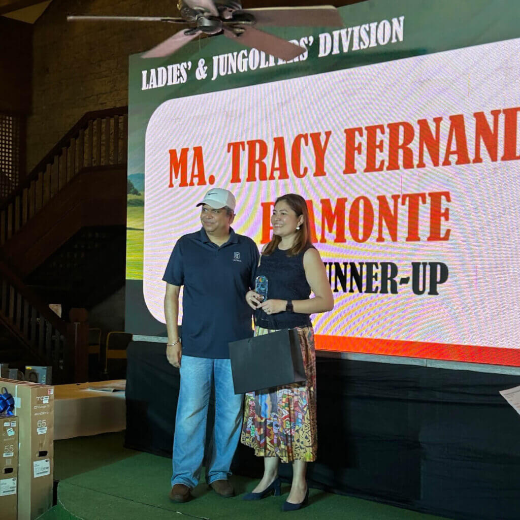 a lady receiving a trophy at the Indian Independence Day golf