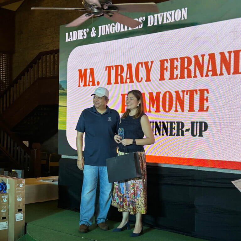 a lady receiving a trophy at the Indian Independence Day golf